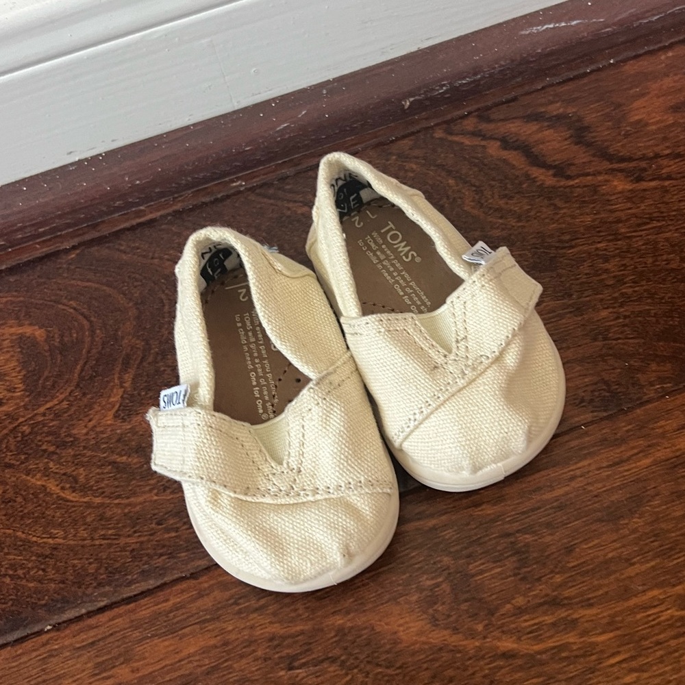 Toms baby shoes, size 2, look new